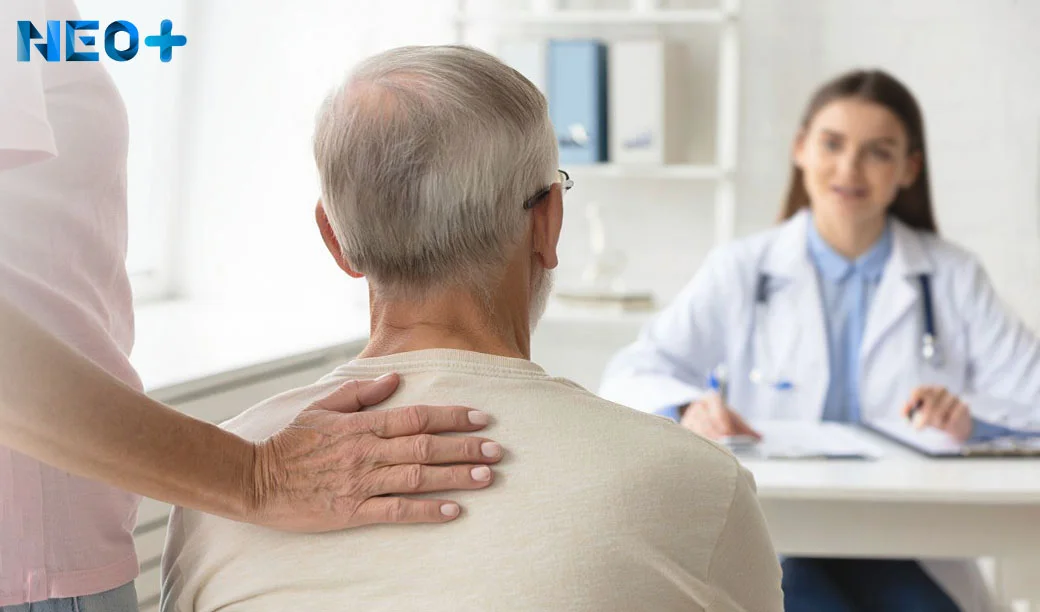 Родственник с пожилым человеком перед врачом